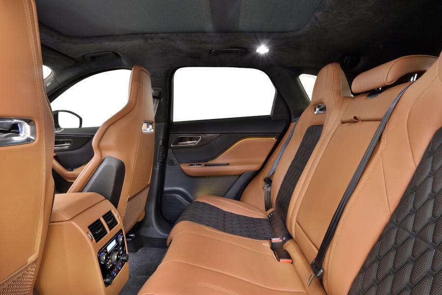 Интерьер Jaguar F-Pace SVR 2019 года  (ZA) (фото 13 из 30)